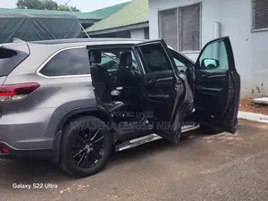 Toyota Highlander SE 2019 Silver