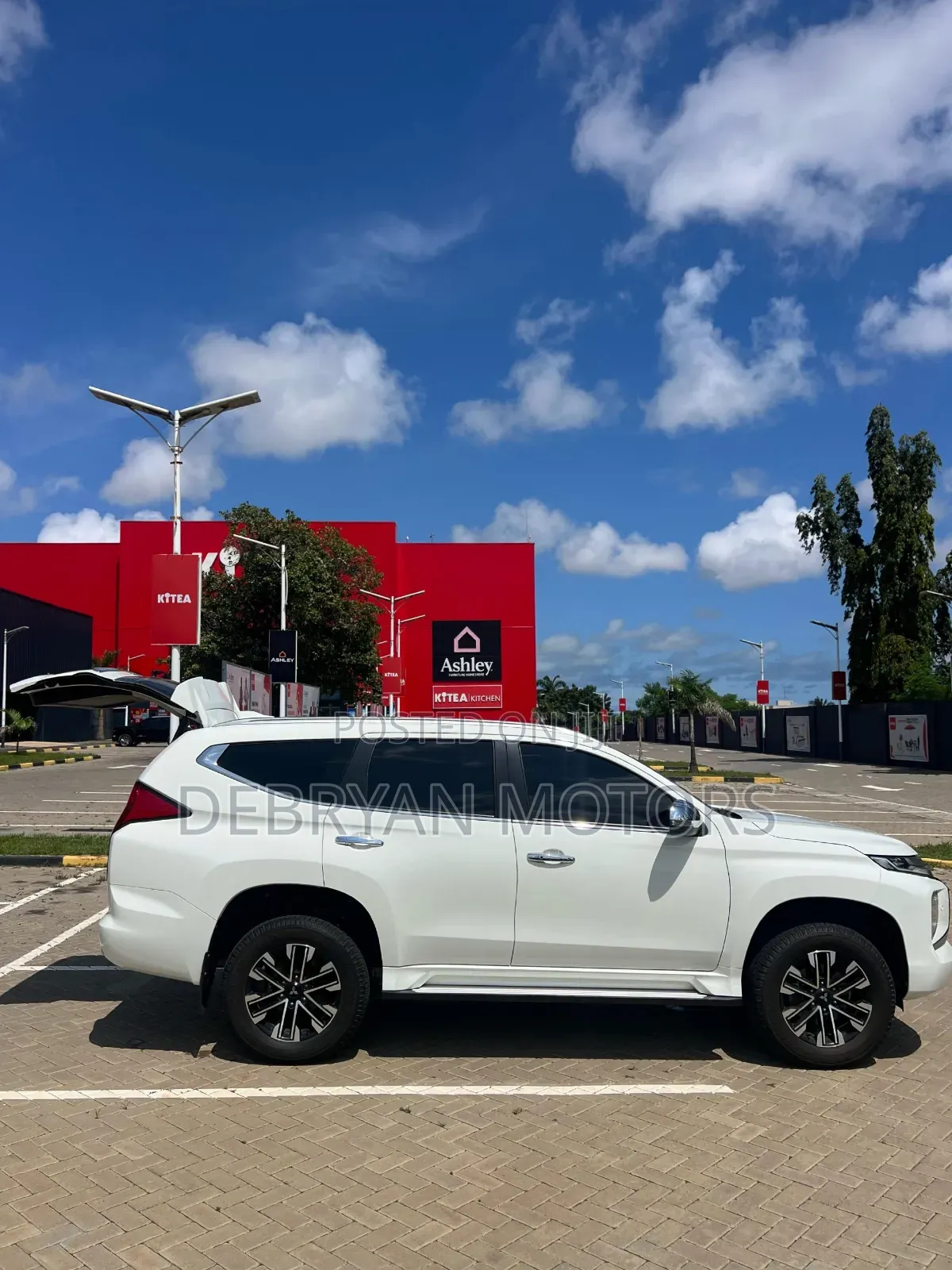 Mitsubishi Montero Sport 2025 White