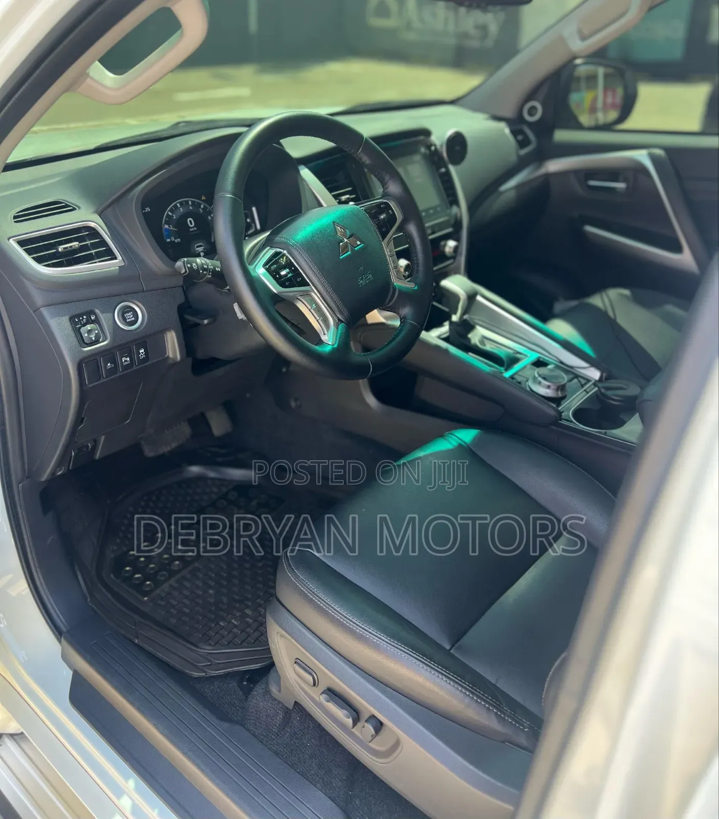Mitsubishi Montero Sport 2025 White