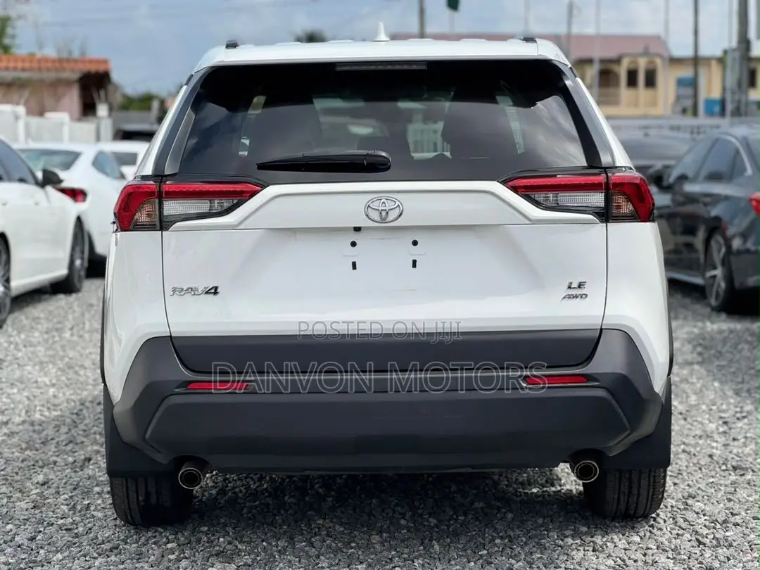 Toyota RAV4 LE 2021 White