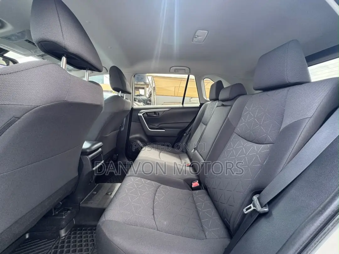 Toyota RAV4 LE 2021 White