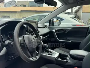 Toyota RAV4 LE 2021 White
