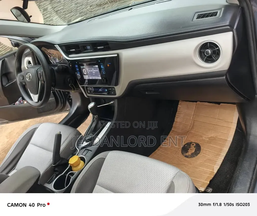 Toyota Corolla LE Eco (1.8L 4cyl 2A) 2018 Gray