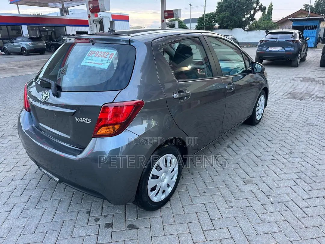 Toyota Yaris LE Hatchback 5dr 2017 Gray