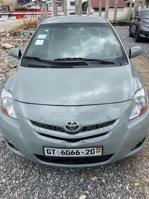 Toyota Yaris Base Hatchback 5dr 2010