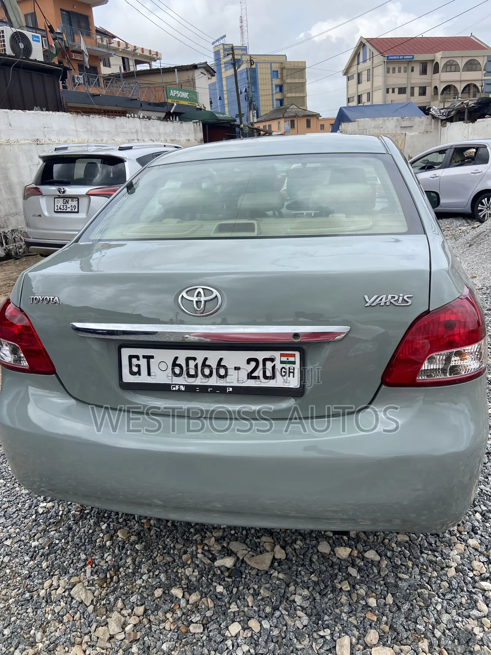 Toyota Yaris Base Hatchback 5dr 2010