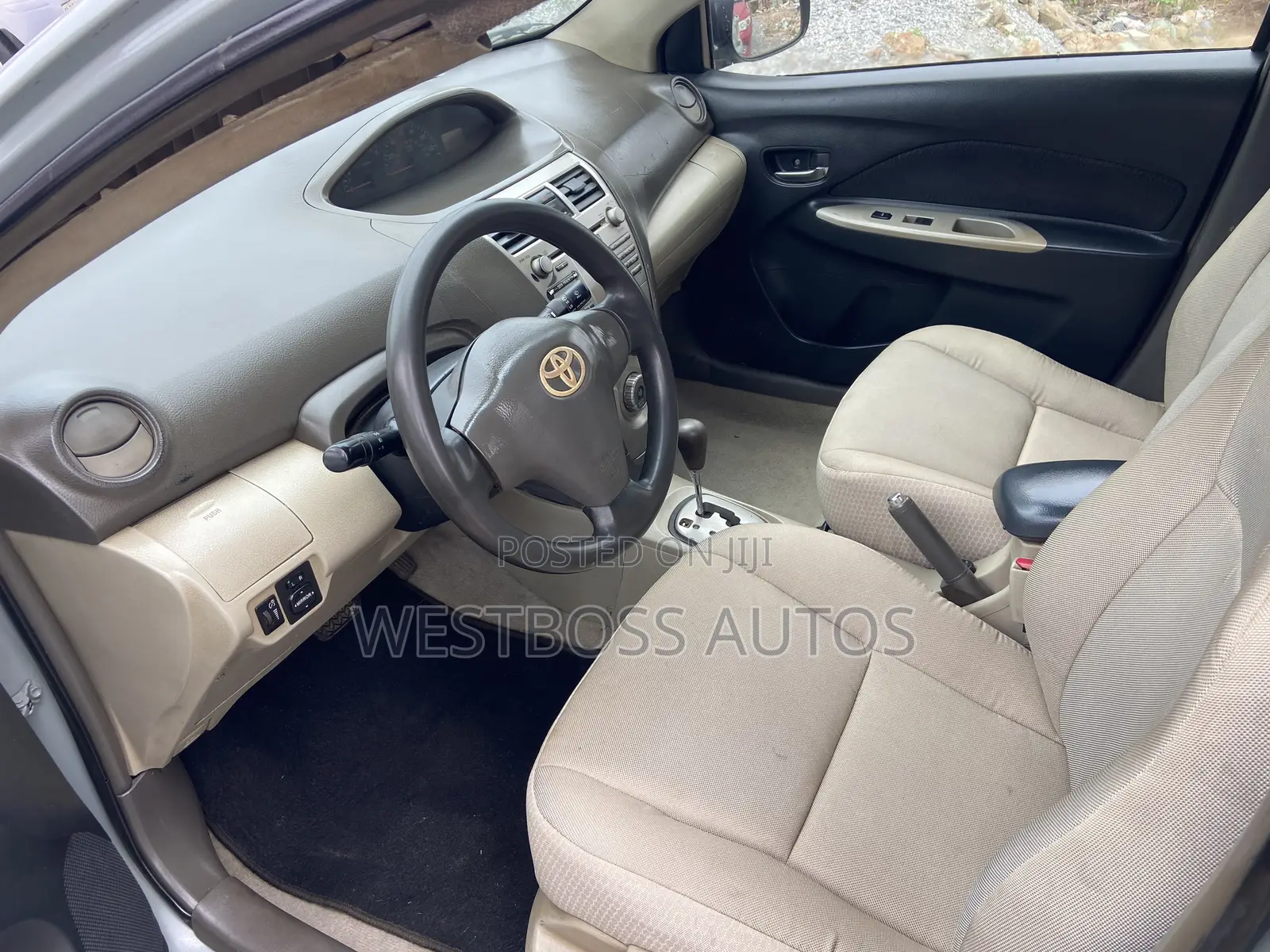 Toyota Yaris Base Hatchback 5dr 2010