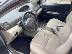 Toyota Yaris Base Hatchback 5dr 2010