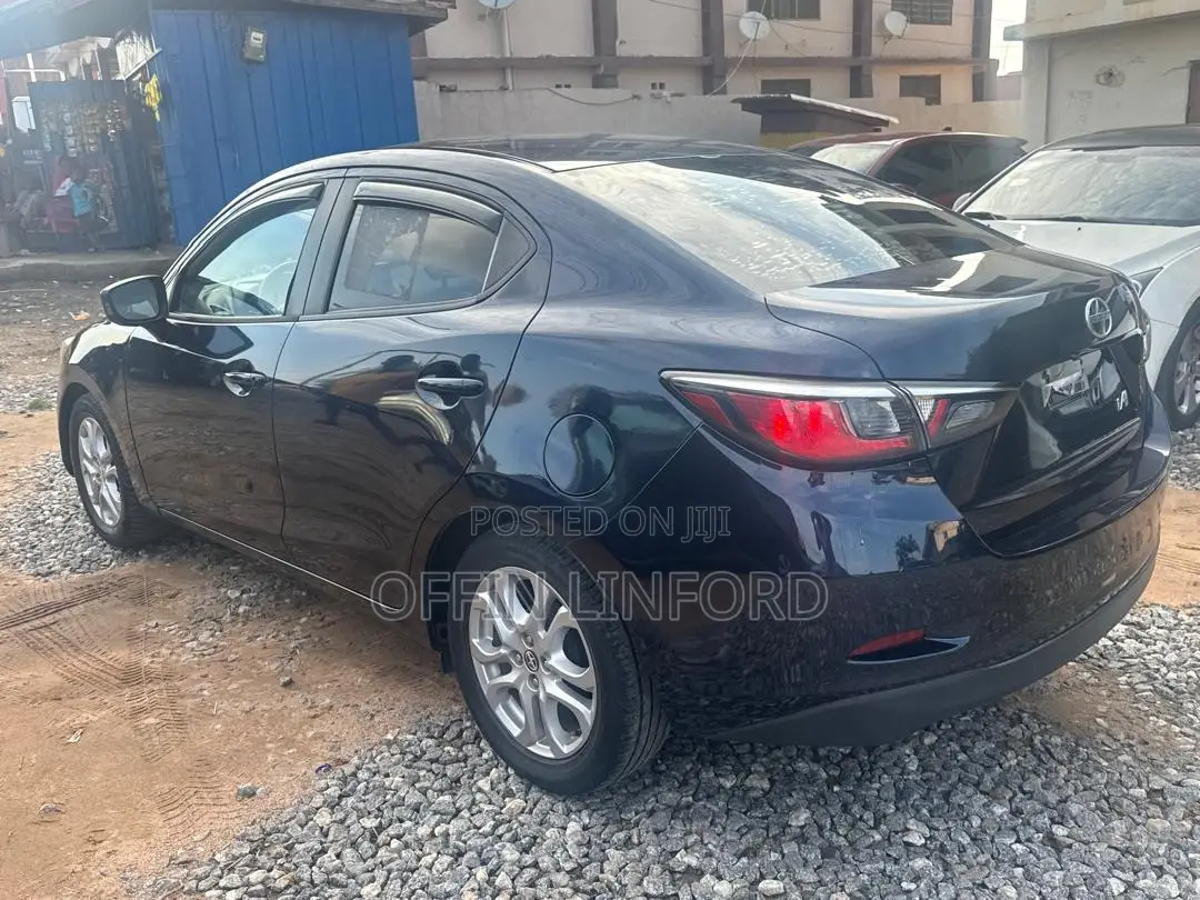 Scion iA 2015 Maroon