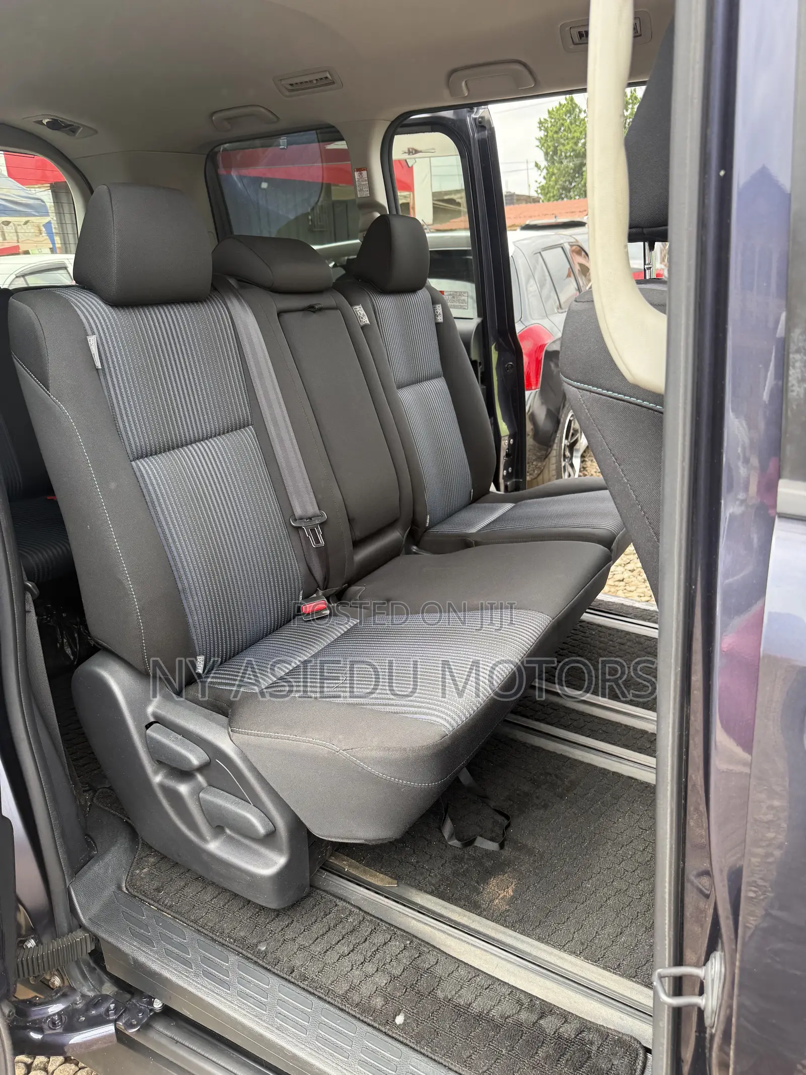Toyota Noah 2.0 AWD (8 Seater) 2014 Gray