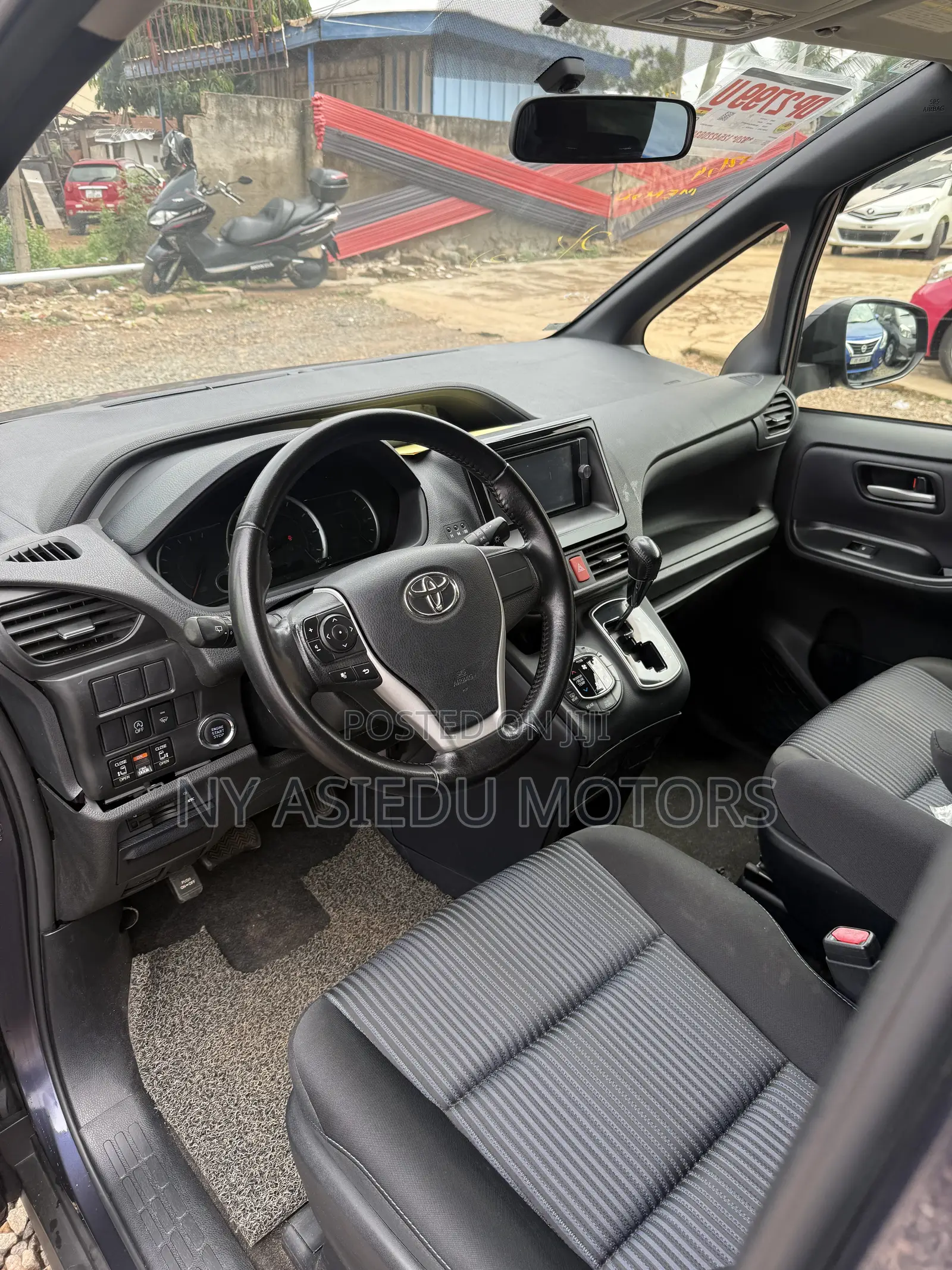 Toyota Noah 2.0 AWD (8 Seater) 2014 Gray