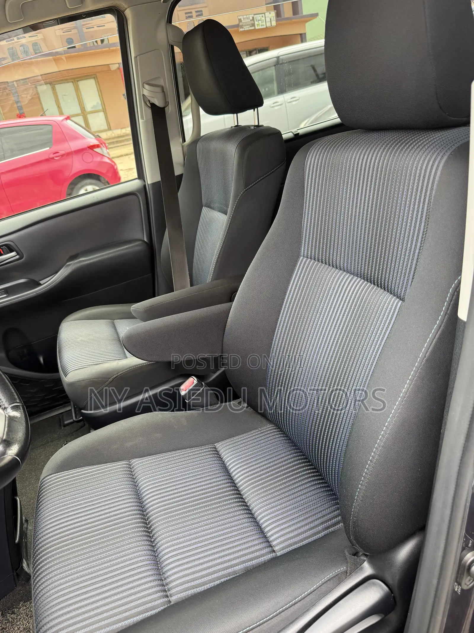 Toyota Noah 2.0 AWD (8 Seater) 2014 Gray