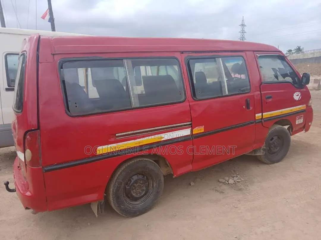 Hyundai H-100 2001 Red