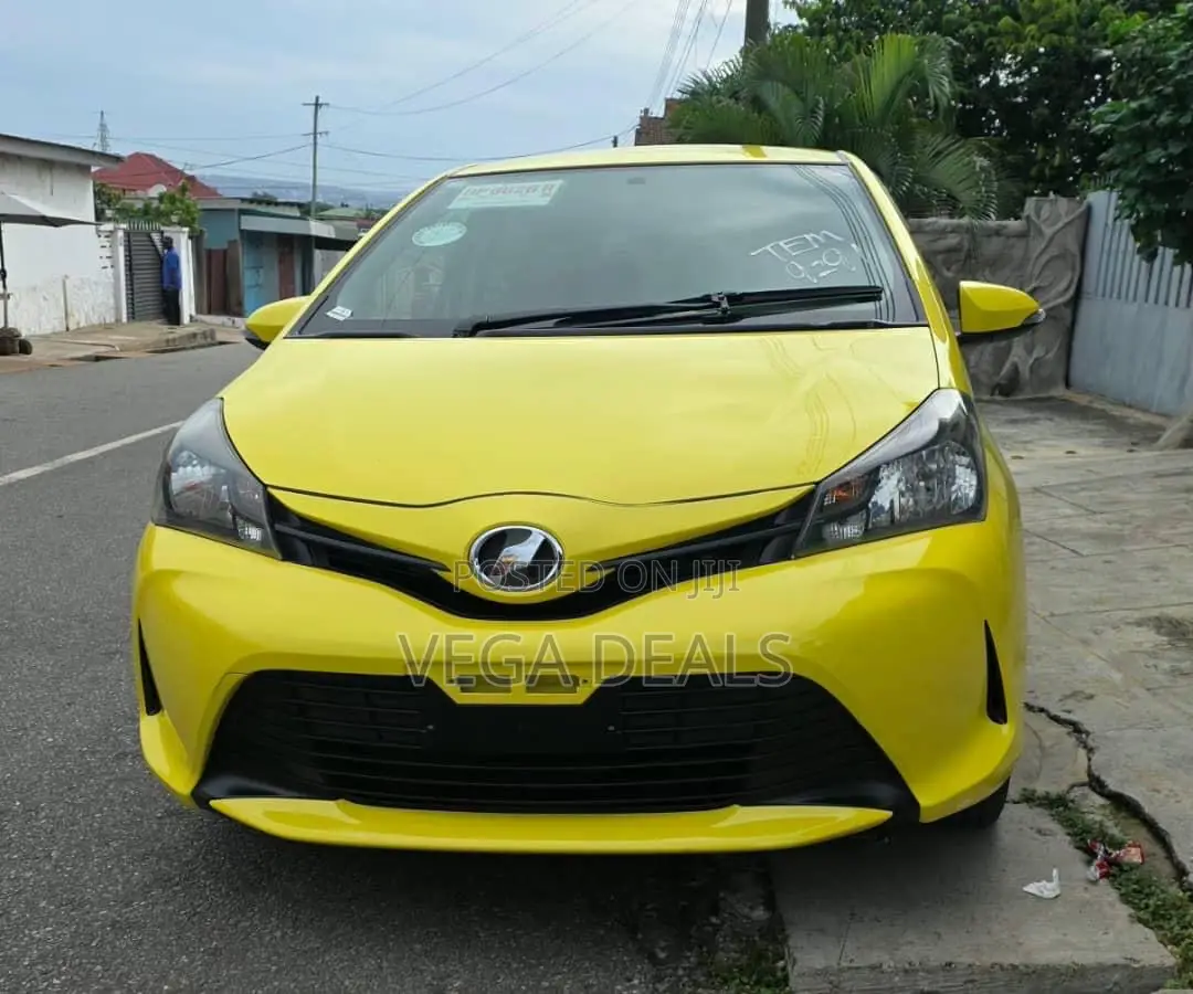 Toyota Vitz 2015 Yellow