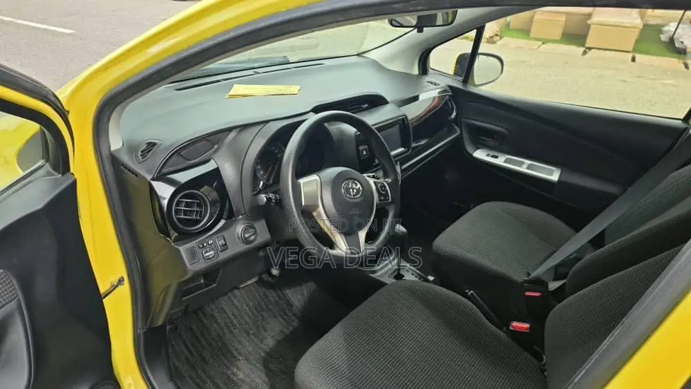 Toyota Vitz 2015 Yellow