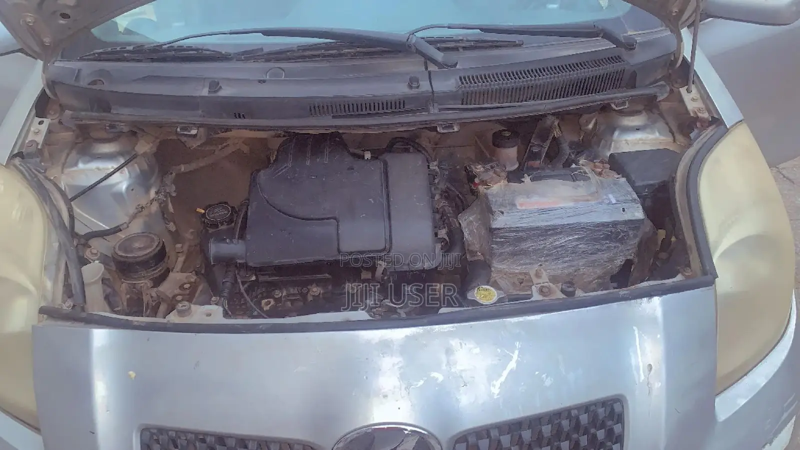 Toyota Vitz 2011 Silver