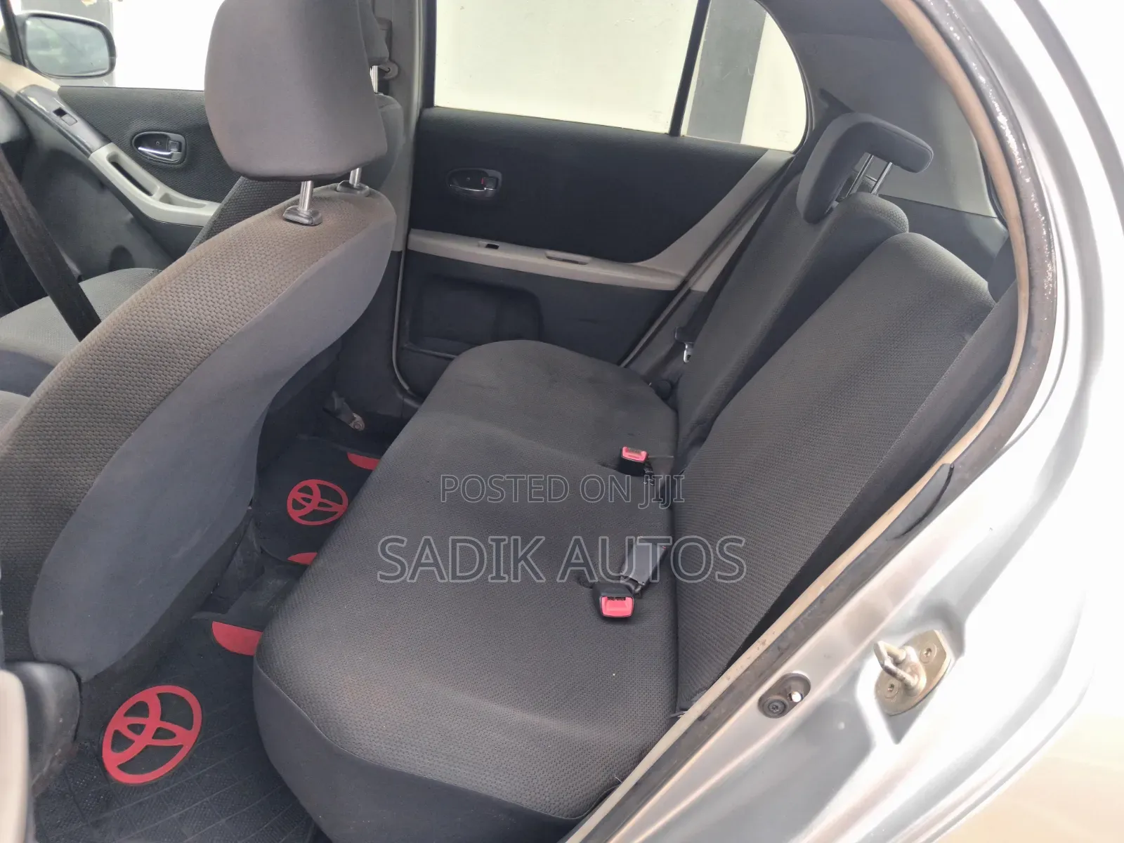 Toyota Vitz 1.3 FWD 5dr 2010 Silver