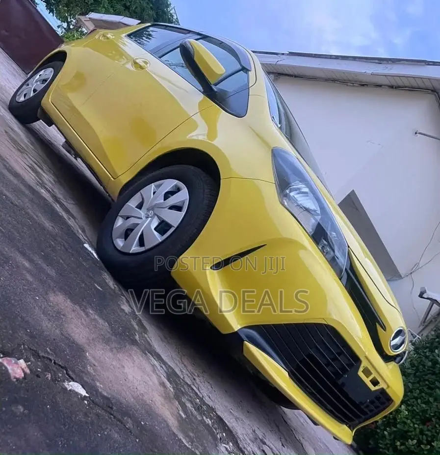 Toyota Vitz 2015 Yellow