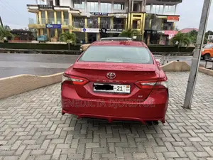 Toyota Camry SE FWD (2.5L 4cyl 8AM) 2018 Maroon