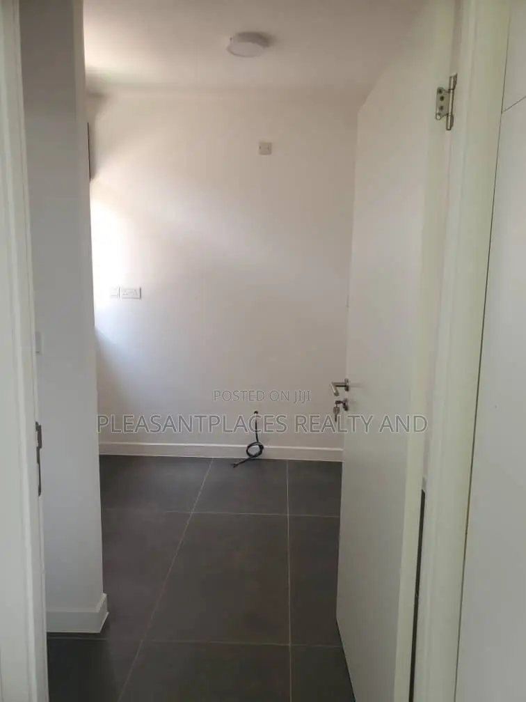 Furnished 3bdrm Townhouse / Terrace in Pleasantplaces And, Oyarifa