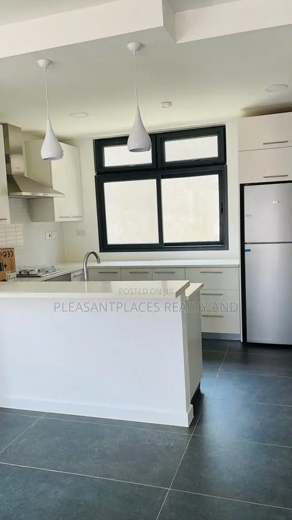 Furnished 3bdrm Townhouse / Terrace in Pleasantplaces And, Oyarifa