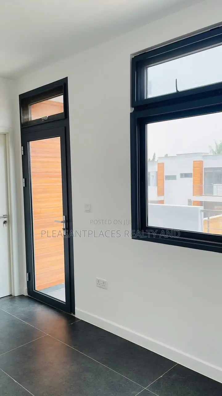 Furnished 3bdrm Townhouse / Terrace in Pleasantplaces And, Oyarifa