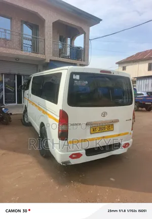 Toyota HiAce 2010 White