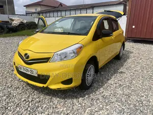 Toyota Vitz 1.3 AWD 5dr 2013 Yellow