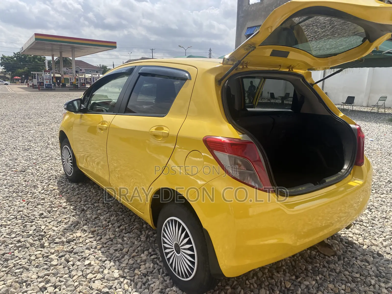 Toyota Vitz 1.3 AWD 5dr 2013 Yellow
