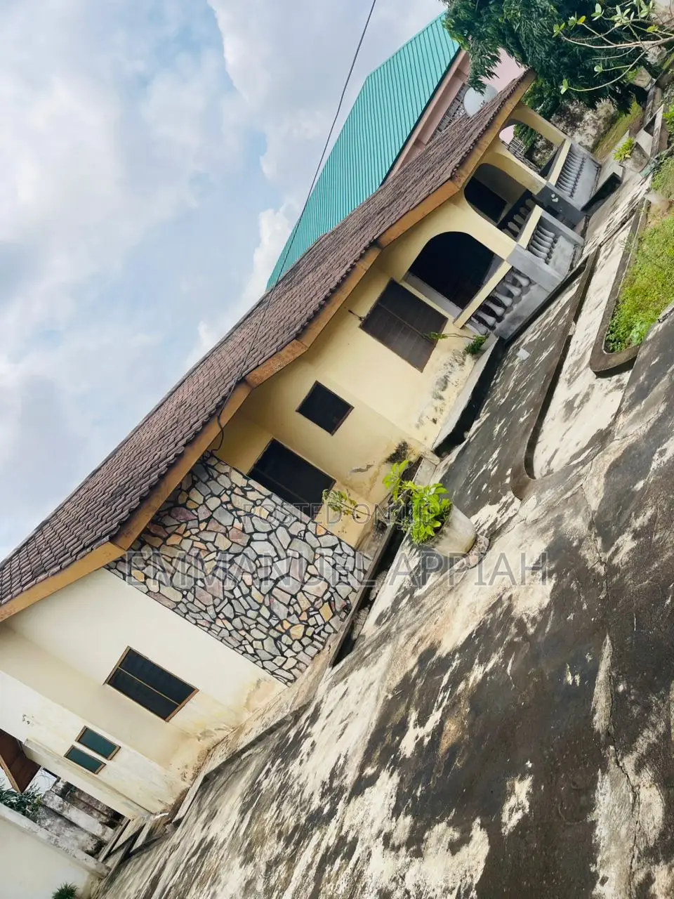 5bdrm House in Sowutoum, Sowutwuom for sale
