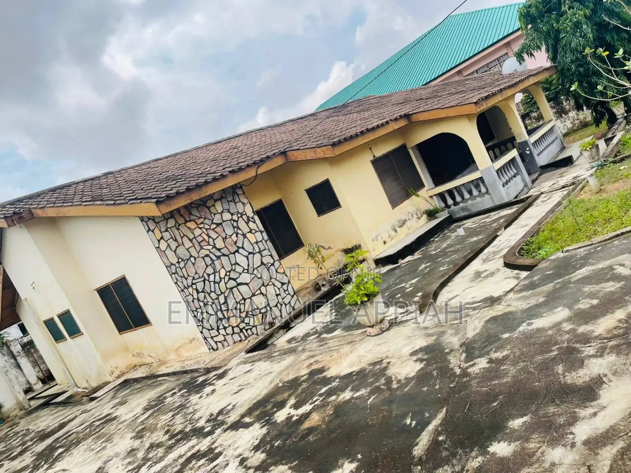 5bdrm House in Sowutoum, Sowutwuom for sale