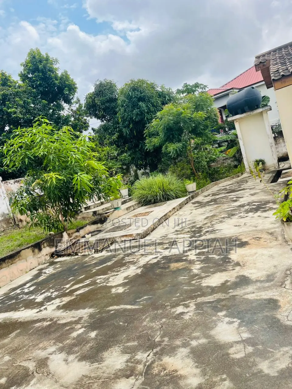 5bdrm House in Sowutoum, Sowutwuom for sale