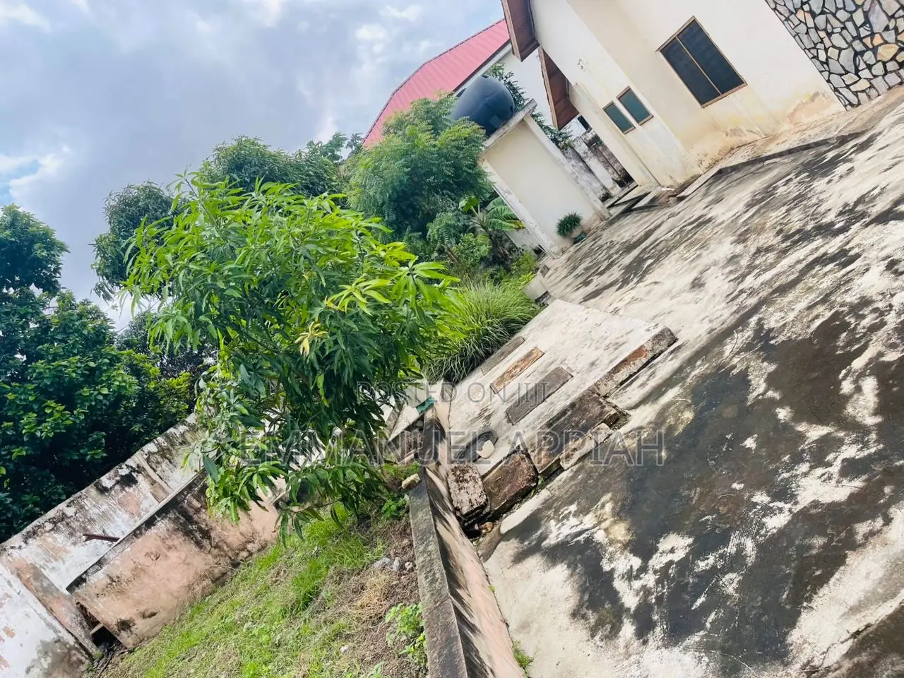 5bdrm House in Sowutoum, Sowutwuom for sale