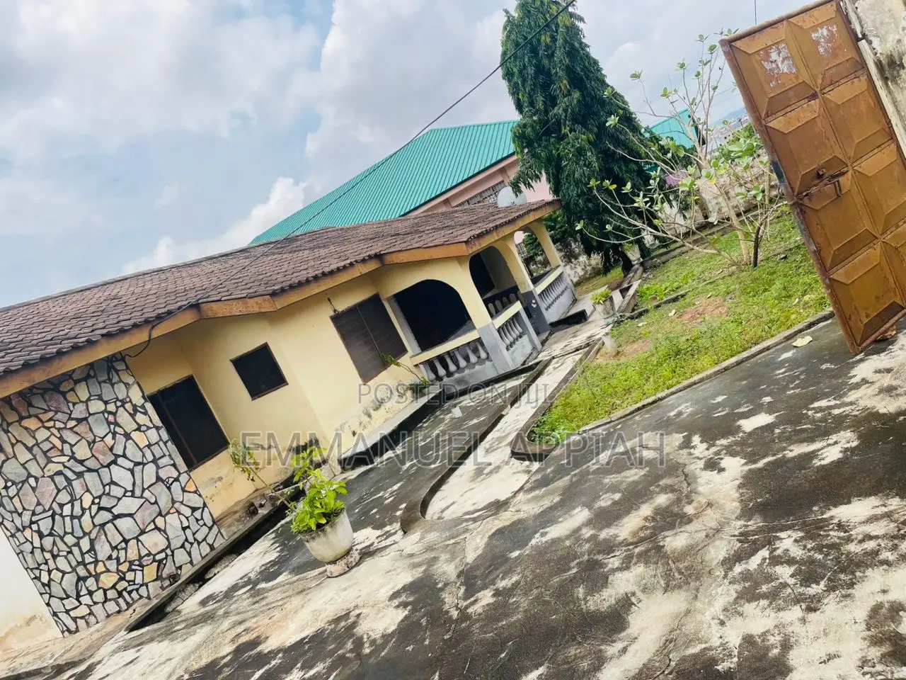 5bdrm House in Sowutoum, Sowutwuom for sale