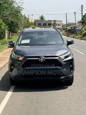 Toyota RAV4 XLE FWD 2023 Silver