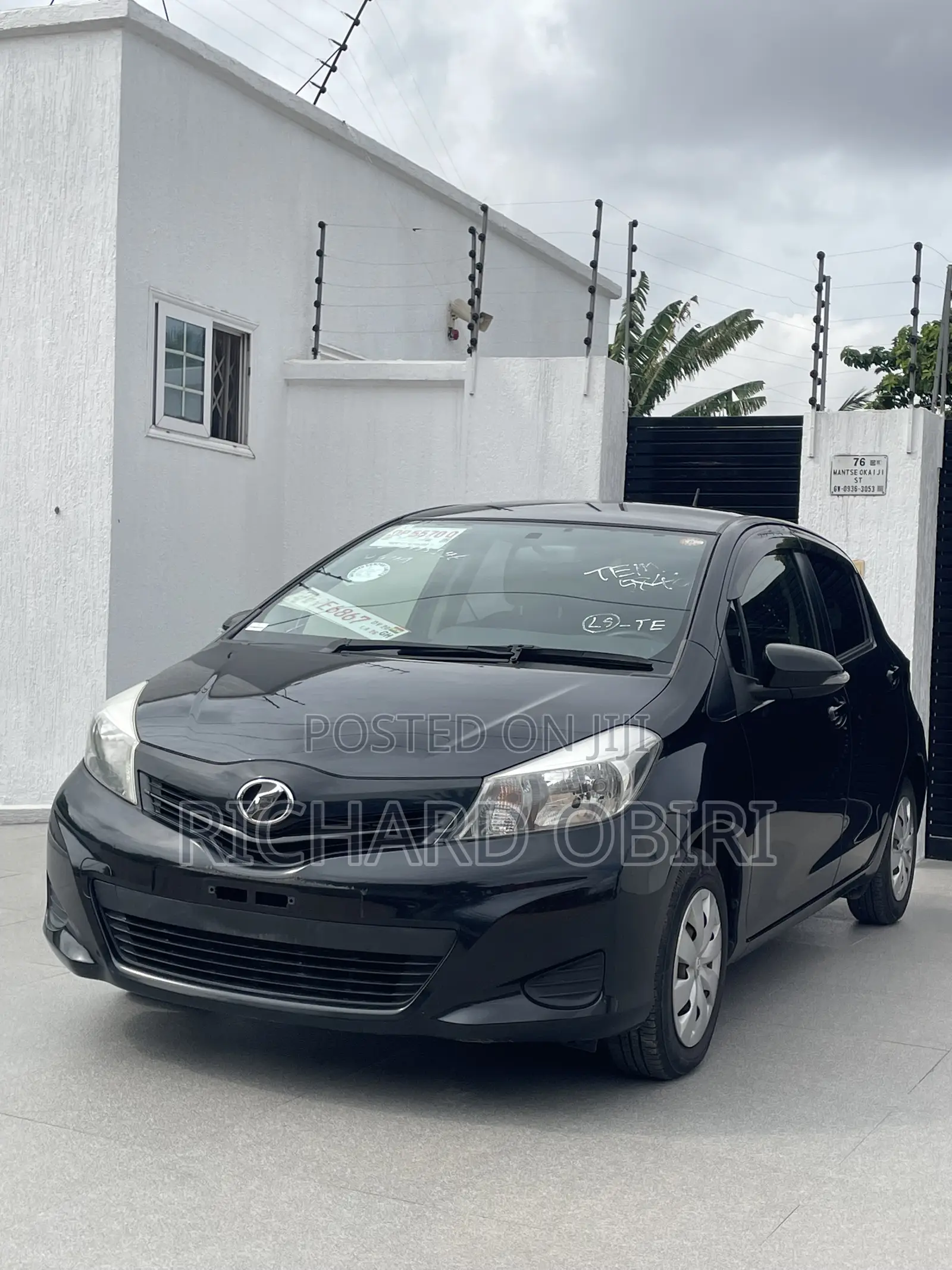 Toyota Vitz 1.3 FWD 5dr 2013 Black