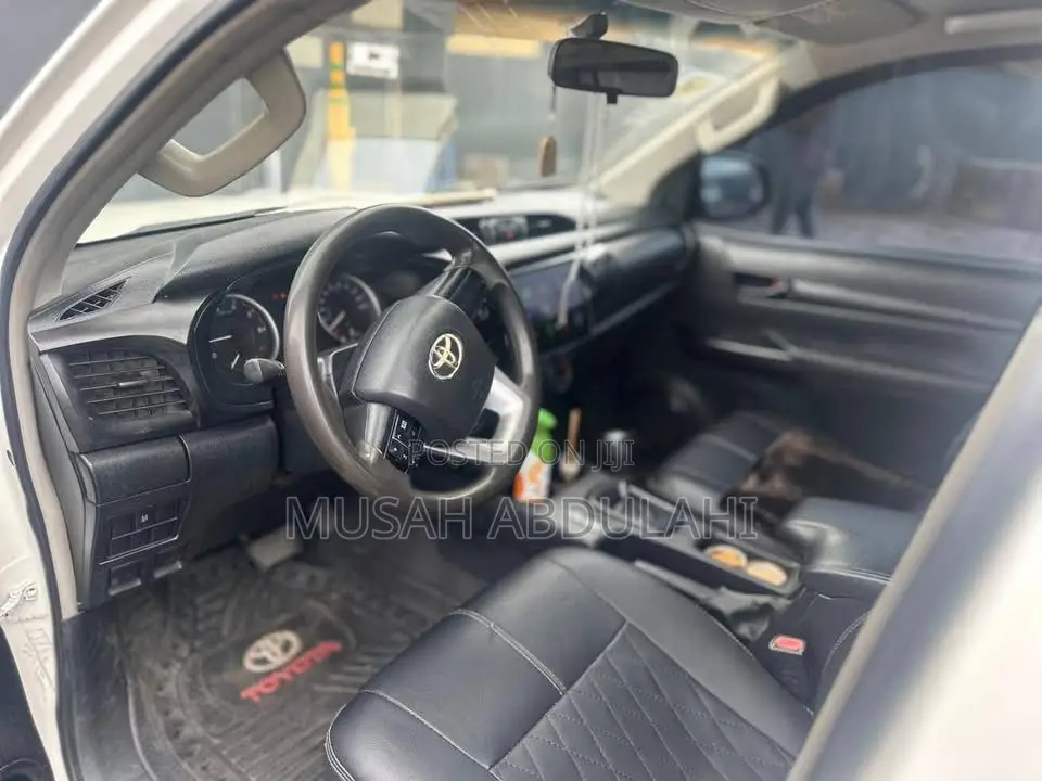 Toyota Hilux 2.5 D-4D 4X4 SRX 2009 White