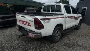 Toyota Hilux 2.5 D-4D 4X4 SRX 2009 White