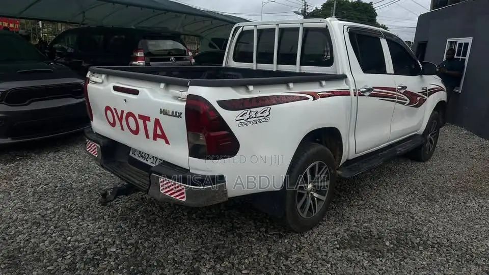 Toyota Hilux 2.5 D-4D 4X4 SRX 2009 White