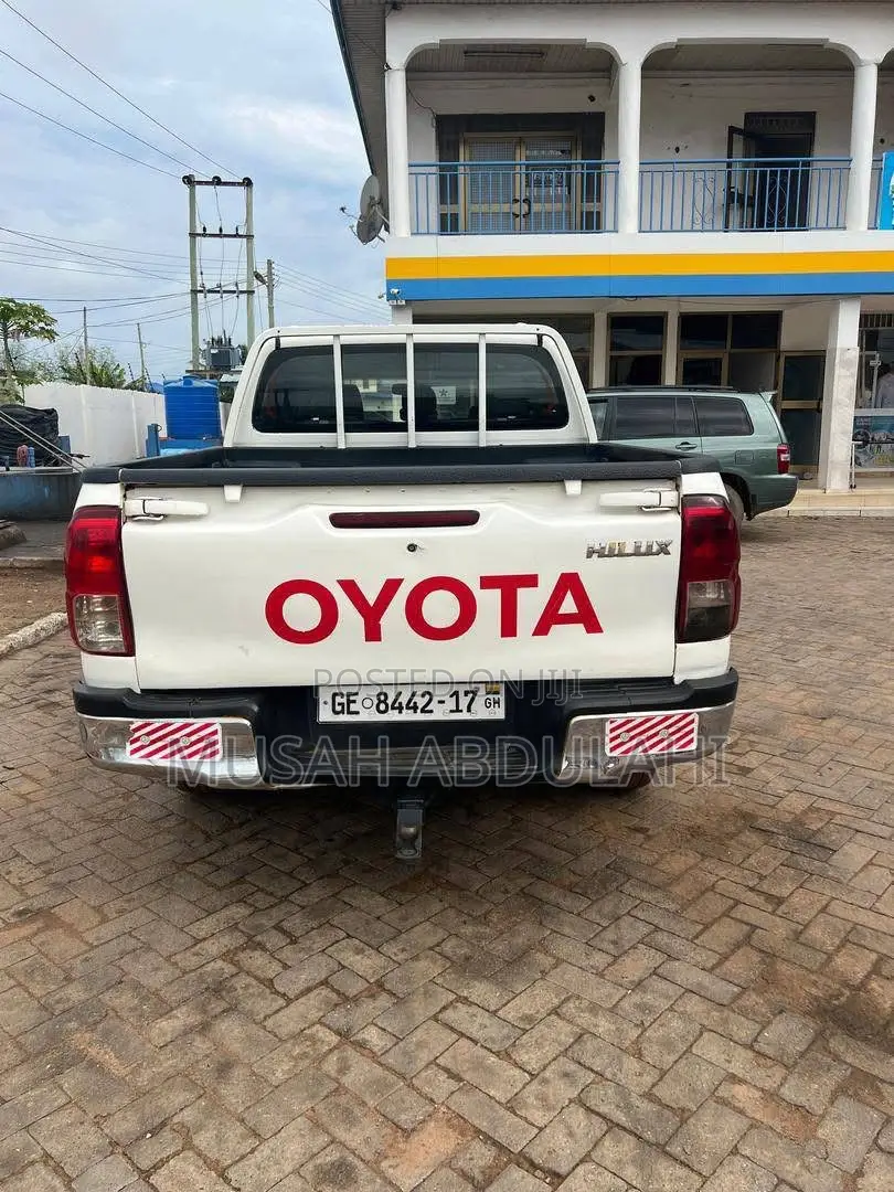 Toyota Hilux 2.5 D-4D 4X4 SRX 2009 White