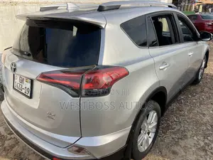 Toyota RAV4 XLE AWD (2.5L 4cyl 6A) 2017 Silver