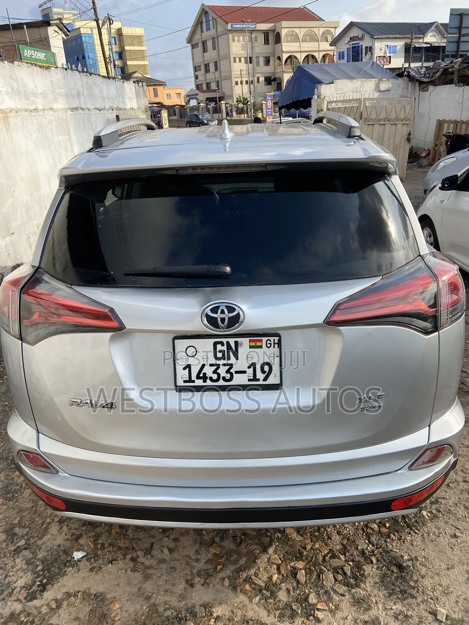 Toyota RAV4 XLE AWD (2.5L 4cyl 6A) 2017 Silver
