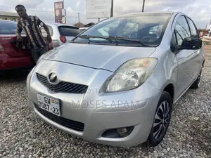 Toyota Vitz 2010 Silver