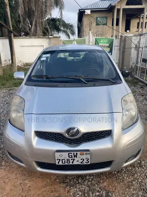 Toyota Vitz 2010 Silver