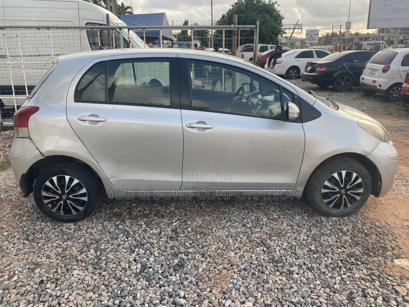 Toyota Vitz 2010 Silver