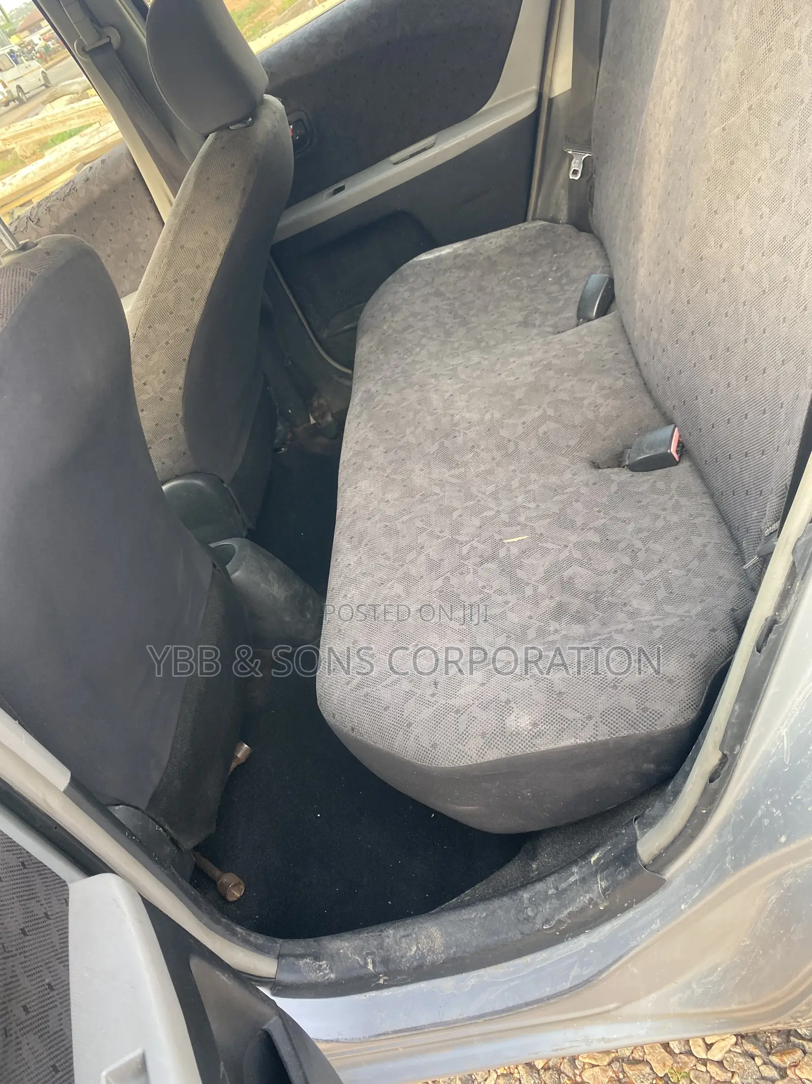 Toyota Vitz 2010 Silver