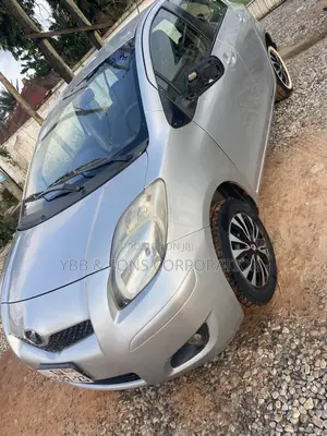 Toyota Vitz 2010 Silver