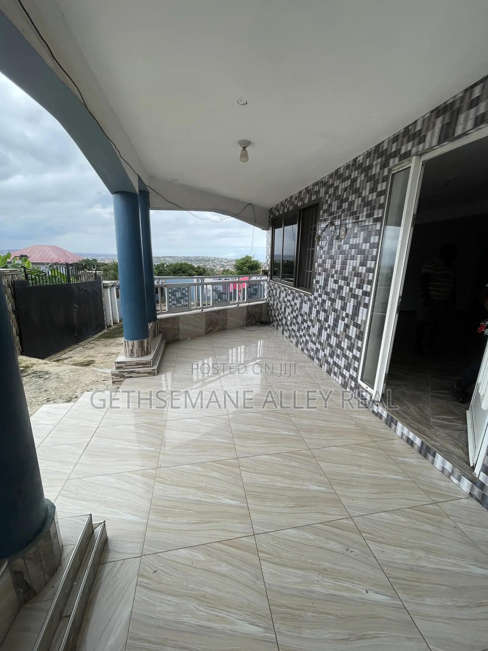 2bdrm Apartment in Broadcasting Top,, West Hills Mall Area for rent