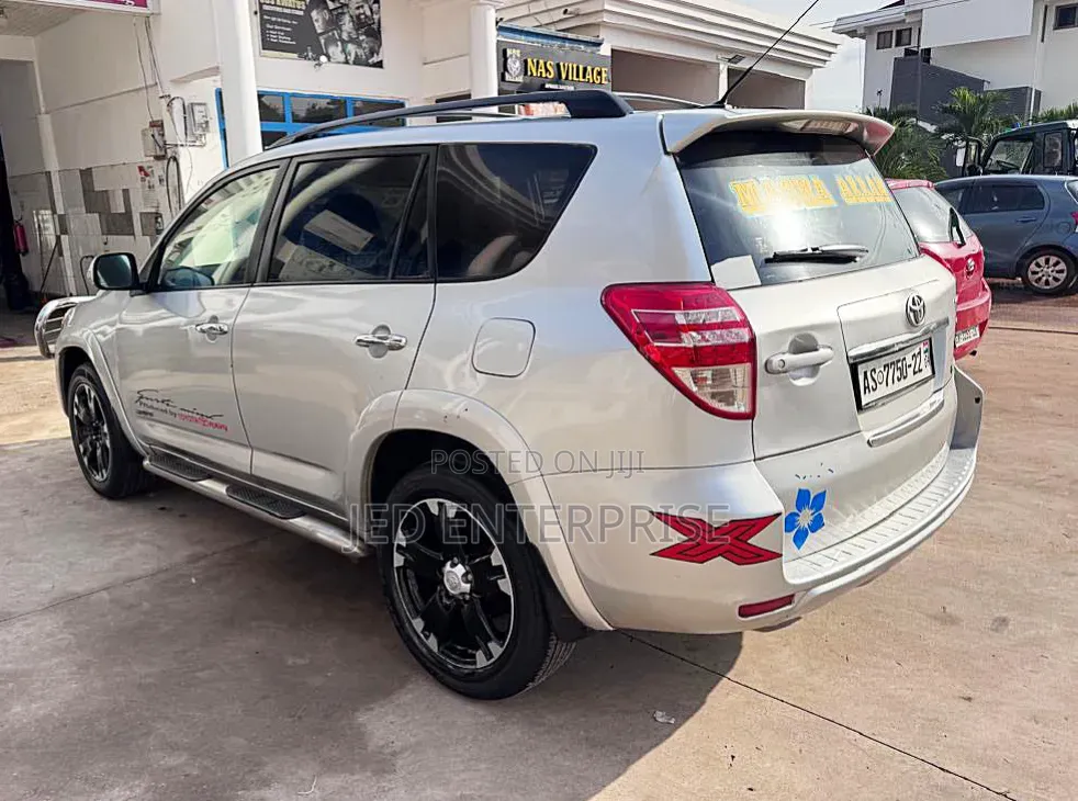 Toyota RAV4 2011 Silver