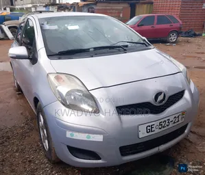 Toyota Vitz 2010 Silver